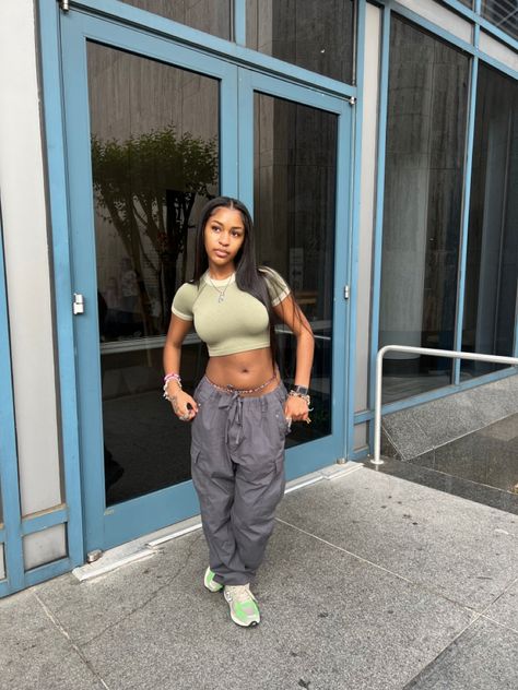 Parachute Pants Outfit Summer, Parachute Pants Outfit, Ootd School, Queen Outfits, Denim Street Style, New Balance Outfit, Clueless Outfits, Type Style