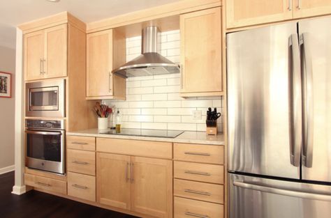 Natural Maple Kitchen Cabinets, Natural Maple Cabinets, Kitchen With Quartz Countertops, Kitchen With Quartz, Kitchen Renovation Inspiration, Natural Wood Kitchen, Maple Kitchen Cabinets, Grand Kitchen, Light Wood Cabinets