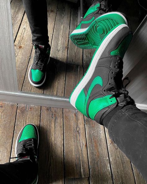 Nike Shoes Drawing, Air Jordan 1 Green, Nike Jordan Women, Pine Green Outfit, Air Jordan 1 High Black, Air Jordan 1 Pine Green, Swag Nike, Jordan 1 Green, Nike Jordans Women