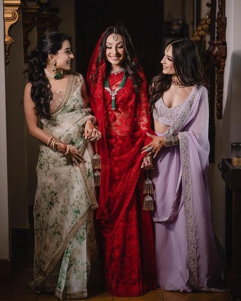 Bridesmaid In Saree, Wedding Saree For Bridesmaid, Red Saree Bride, Saree Wedding Bridesmaid, Saree Draping Ideas, Red Wedding Saree, Red Saree Wedding, Trending Saree, Draping Ideas