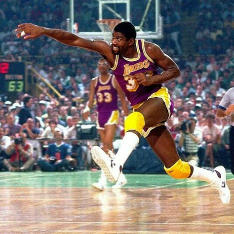 The greatest point guard of all time Magic Johnson doing his thing against the Celtics in Boston. Showtime Lakers, 80s Basketball, Time Magic, John Stockton, Best Nba Players, Nba History, Basketball History, School Basketball, Nba Sports