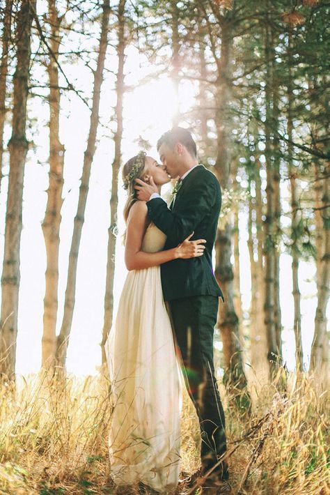 24 Couple Moments That Must Be Captured At Your Wedding ❤ See more: http://www.weddingforward.com/wedding-photo-ideas-couple-moments-must-take/ Fall Wedding Photos, Skirt Diy, Wedding Photography Bride, Wedding Photography Styles, Beautiful Wedding Photos, Foto Tips, Bride Photography, Photo Couple, Wedding Photography Poses