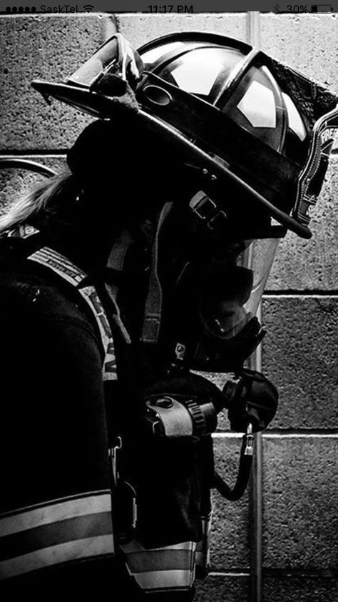 Niiiiicccceeee... Fire Fighter Wallpaper, Firefighter Aesthetic, Fighter Wallpaper, Firefighter Images, Firefighter Photography, Fire Medic, Firefighter Tattoo, Fire Fighter Tattoos, Firefighter Art