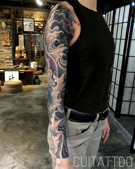 Japanese Wave Tattoos, Japanese Leg Tattoo, Robot Tattoo, Koi Tattoo Sleeve, Japanese Tattoos For Men, Mangas Tattoo, Koi Tattoo, Irezumi Tattoos, Geniale Tattoos