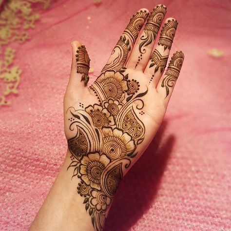 786 Likes, 7 Comments - Henna Art by Aroosa (@aroosa_shahid) on Instagram: “Late night henna 🙊 inspired by @hennabydivya with some of my own twists 💖 #zukreat #hudabeauty…” Simple Mehndi Designs Left Hand, Mehndi Designs For Left Hand, Mehendi Course, Arabic Mehendi Designs, Peacock Mehndi Designs, Latest Arabic Mehndi Designs, Simple Arabic Mehndi, Simple Arabic Mehndi Designs, Tato Henna