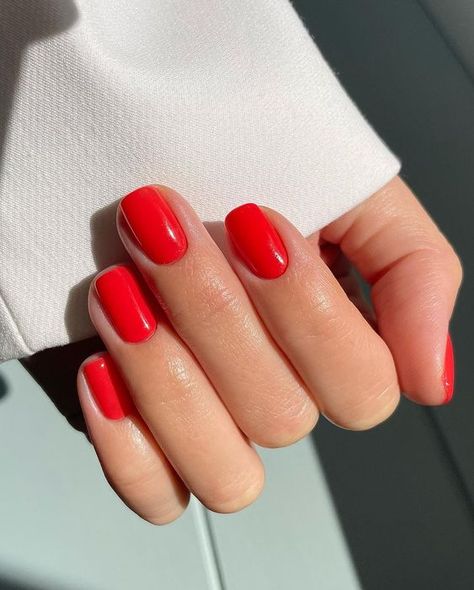 41 Short Spring Nail Ideas That Are Perfect for a Seasonal Refresh Red Orange Nails, Vacation Nail Art, Vacation Nail Designs, Short Red Nails, Red And Gold Nails, Bright Red Nails, Cute Nail Colors, Pedicure Colors, Red Nail Designs