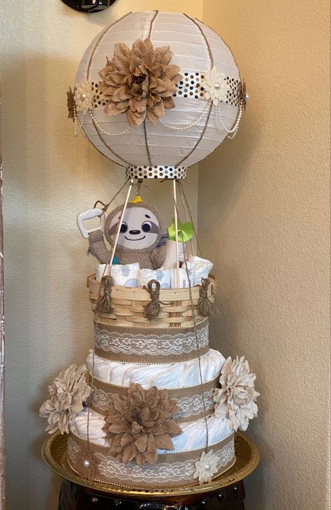 Baby Shower Kado, Bee Hive Diaper Cake, Creative Diaper Cakes, Diaper Gift Ideas, Diaper Cakes For Baby Boy, Hot Air Balloon Diaper Cake, Diaper Cake Ideas, Fancy Baby Shower