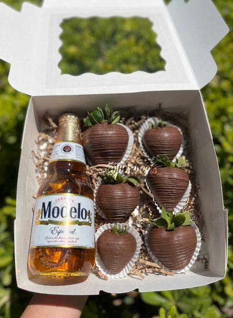 Chocolate Strawberries With Alcohol, Beer Chocolate Covered Strawberries, Happy Father’s Day Chocolate Covered Strawberries, Father’s Day Chocolate Covered Strawberries, Fathers Day Strawberry Ideas, Father’s Day Strawberries, Chocolate Covered Strawberries For Men, Strawberry Arrangement, Strawberry Beer