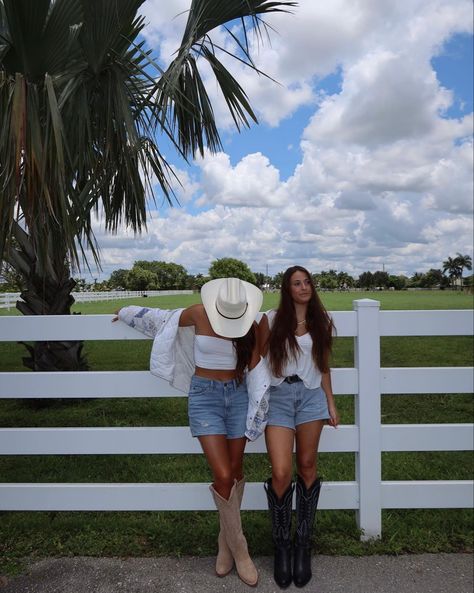 Texas Summer Outfits, Ranch Aesthetic, Horses Ranch, Tall Cowgirl Boots, Country Concert Outfit Ideas, Cowgirl Photoshoot, Miley Stewart, Cowgirl Style Outfits, Country Summer