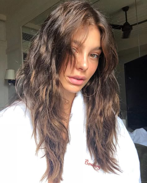 Camila Morrone - Modelo Actriz 2b Hair Styles Long, Long Bangs Wavy Hair, Camila Morrone Hair, Face Framing Wavy Hair, Naturally Wavy Hair Cuts With Layers, Wavy Haircut, Cami Morrone, Camila Morrone, Curly Hair Women