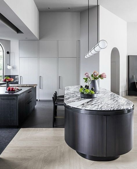 C U R V E S // Impressive island bench and kitchen designed by @allensaundersdesign // photography by @kris_tamburello 🖤🤍 - #interiordesign #interior #homeinterior #interior designinspo #interiordecor #interiorstyling #blackandwhite #black #whiteinteriors #whiteandnatural #property #propertystyling #homedecor #homestyle #homeinspiration #homeinspo #homeideas #homeinteriors #homebeautiful #kitchendesign #kitchen #kitchendecor #kitcheninspiration #kitchenware #minimalist #minimal #blackandwhi... Florida Interior Design, Miami Interior Design, Florida Design, Classic Bathroom, Miami Design, Interior Deco, Apartment Inspiration, Architectural Features, Bespoke Design