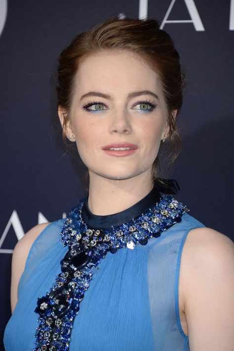 Emma Stone stepped onto the red carpet with a modern twist on tone-on-tone polish. Interesting Collars, Emma Stone Makeup, Stone Makeup, Fashionable Celebrities, Saving Face, Colorful People, Red Carpet Makeup, Colorful Photos, Blue Eyeliner