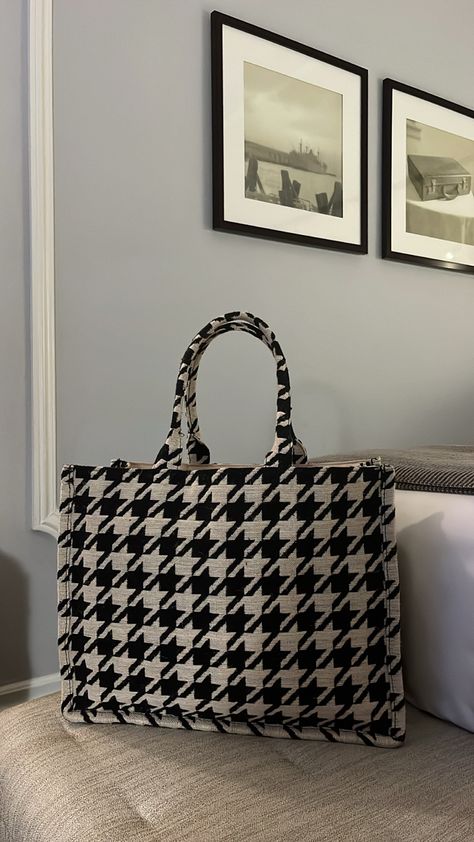 Houndstooth Bag, H&m Handbags, Black And White Graffiti, Beige Tote, Tote Outfit, Brown Tote Bag, Printed Canvas Tote Bag, Book Tote Bag, Hounds Tooth