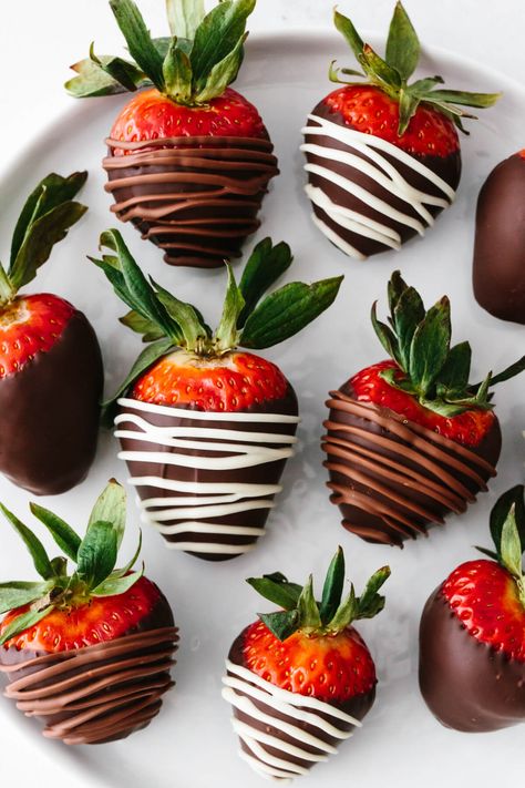 Make the perfect batch of chocolate covered strawberries (with tips!) for a delcious Valentine's Day dessert. Chocolate Covered Strawberries Recipe, Strawberry Health Benefits, Chocolate Covered Strawberry Recipe, Chocolate Pairings, Make Ahead Desserts, Strawberry Topping, Chocolate Dipped Strawberries, Elegant Desserts, Strawberry Dip