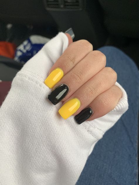 Yellow With Black Nails, Black And Yellow Dip Powder Nails, Yellow And Black Nails Design, Black Yellow Nails, Yellow Black Nails, Yellow And Black Nails, Black And Yellow Nails, Aven Brooks, Dipping Powder Nails