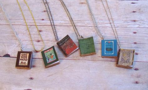 How to Make Tiny Book Charm Tutorials ~ The Beading Gem's Journal Book Pendant, Easy Books, Book Necklace, Little Library, Miniature Books, Diy Book, Bijoux Diy, Mini Books, Diy Projects To Try