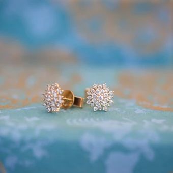 Cluster Diamond Earrings, Gold Earrings Stud, 22k Gold Earrings, Round Diamond Earrings, Diamond Earrings Design, Dazzling Earrings, Diamond Cluster Earrings, Stud Earrings Gold, Gem Earrings