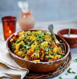 Potatoes And Peas Recipe, Chetna Makan, Spiced Potatoes, Potatoes And Peas, Curry Recipes Vegetarian, Curry Recipes Easy, Indian Videos, Quick Vegetarian Meals, Breakfast Recipes Indian