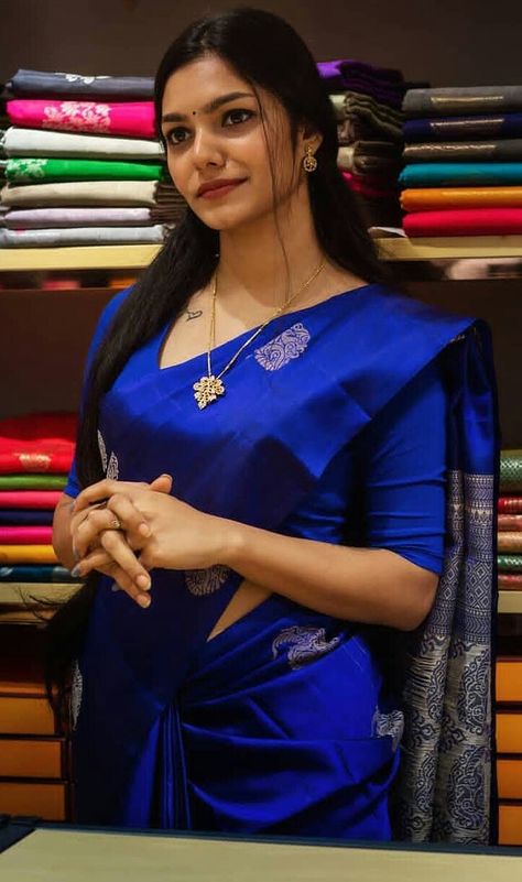 Jewellery For Blue Saree, Royal Blue Pattu Saree Wedding, Dark Blue Pattu Saree, Blue Saree Look, Blue Wedding Saree, Blue Pattu Saree, Navy Blue Silk Saree, Royal Blue Saree, Kerala Saree Blouse