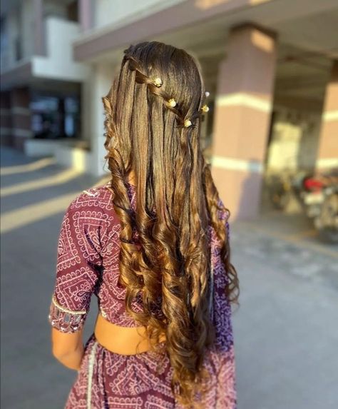 Hear Style Woman, Girlish Hairstyles On Lehenga, Navratri Hairstyles Open Hair, Hairstyles For Garba Night, Hairstyles For Navratri Garba, Simple Long Hair Hairstyles, Navratri Hairstyles, Hairstyles Indian Wedding, Girls Hair Style