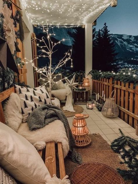 Xmas Balcony Decoration, Balkon Winter, Winter Balkon, Christmas Fireplace Decor, Balkon Design, Balcony Furniture, Small Balcony Decor, Home Decor Living Room, Apartment Balcony Decorating