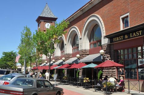 10 Reasons Why Main Street Middletown Is The Best #middletown #ct #mainstreet #restaurants #fun #desserts Eclectic Bathroom Decor, College Tours, Vintage Eclectic Home, Middletown Connecticut, College Tour, Eclectic Bathroom, Washington Street, Chic Living, Sioux Falls