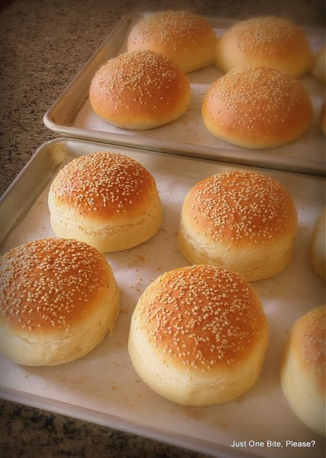 Homemade Burger Buns, Homemade Big Mac, Homemade Hamburger Buns, Pembuat Roti, Baking Buns, Homemade Hamburger, Best Bread Recipe, Homemade Hamburgers, Homemade Burgers