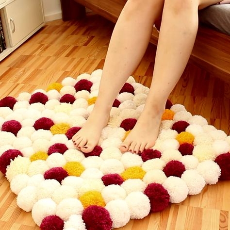 Diy Pom Pom Rug, Pompon Diy, Teenage Room Decor, Hadiah Diy, Pom Pom Rug, Diy Pom Pom, Dekor Diy, Diy Craft Room, Diy Projects Videos