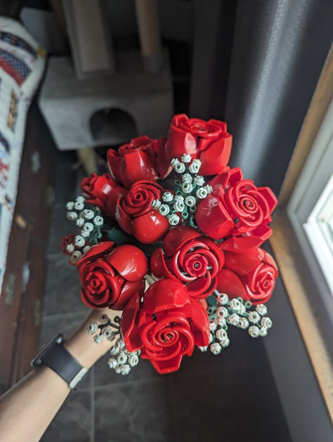 I'm not sure about you guys but these would be the perfect Valentine's gift for me!!:) Lego Roses Bouquet, Picture Walls, Lego Flowers, Flowers For Home, Random Dump, Lego Creative, Surprises For Her, Bouquet Of Roses, Lego Room