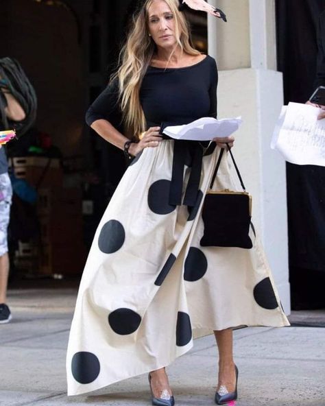 Carolina Herrera Skirt, Carrie Bradshaw Shoes, Carolina Herrera Dresses, Dramatic Style, Scene Fashion, Sarah Jessica, Dot Skirt, And Just Like That, Sarah Jessica Parker