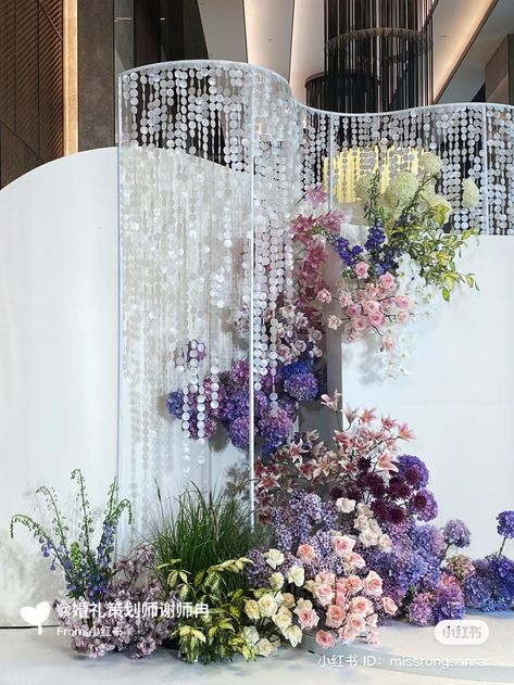 Crystal Backdrop, Backyard Wedding Decorations, Wedding Dresses Sweetheart Neckline, Flower Arrangement Designs, Wedding Backdrop Design, Wedding Backdrop Decorations, Event Backdrop, Modern Flower Arrangements, Wedding Decor Style