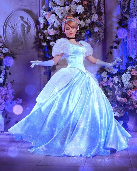 Cinderella Ballgown, Cinderella Cosplay, Disney Princess Cosplay, Fairy Tale Costumes, Glamouröse Outfits, Disney Belle, Cinderella Costume, Fantasia Disney, Pretty Quinceanera Dresses