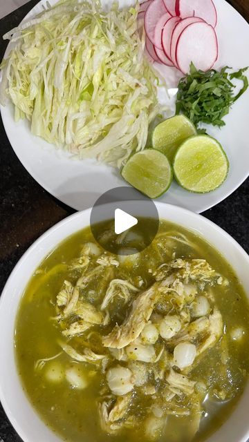 Chef Julio Lopez on Instagram: "Iniciamos el mes patrio 🇲🇽 y con el pie derecho, con este delicioso Pozole Verde 🤤 Muy sencillo de preparar, delicioso y perfecto para estos días lluviosos 🌧️ 

No desaprovechamos la oportunidad para usar el Tip del Tío Mayito 😜

Ustedes que Team son? 
Pozole Verde 💚 Blanco 🤍 o Rojo ❤️ 🧐

💚POZOLE VERDE 💚

- Chile Jalapeño 
- Chile Poblano
- Pechuga de Pollo 
-  Cebolla
- Ajo 
- Sal y Pimienta 
- Hojas de Laurel
- Cilantro 
- Tomatillo 
- Lechuga 
- Rábano 

#chefjuliolópez #mespatrio #comida #comidamexicana #mexico #delicioso #food" How To Make Green Pozole, Posole Verde Chicken, Green Chili Posole, Green Chicken Pozole, Comida Mexicana Ideas, How To Make Pozole, Pozole Verde Recipe, Green Pozole, Pozole Verde