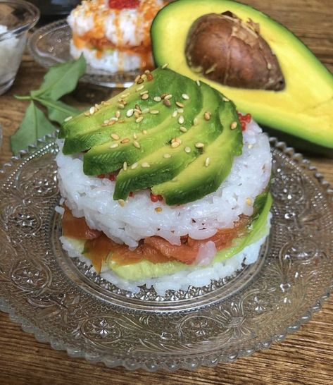 Mini sushi cake Mini Sushi, Sushi Cake, Packaging Ideas, Avocado Toast, Food Inspiration, Avocado, Toast, Favorite Recipes, California