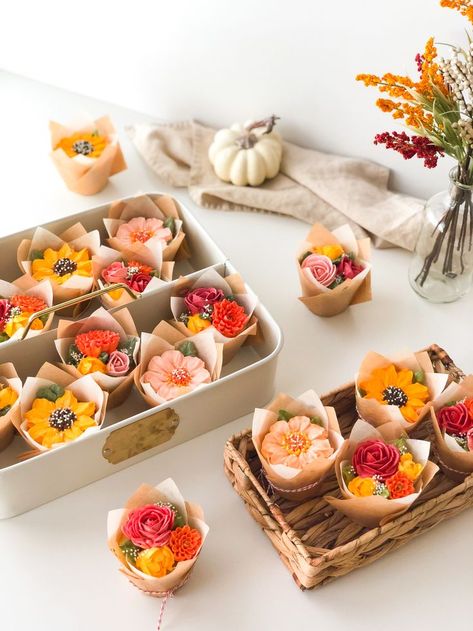 Fall Flower Cupcakes, Buttercream Flowers Cupcakes, Flower Desserts, Flower Cupcake, Mothers Day Cupcakes, Edible Bouquets, Fall Cupcakes, Buttercream Flower, Pretty Cupcakes