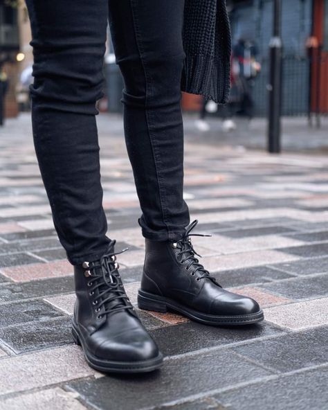 Minimal Wardrobe Men, Best Boots For Men, Mens Outdoor Fashion, Stonewash Jeans, Fav Outfit, Boots Men Outfit, Style Gentleman, Boots Outfit Men, Black Boots Men