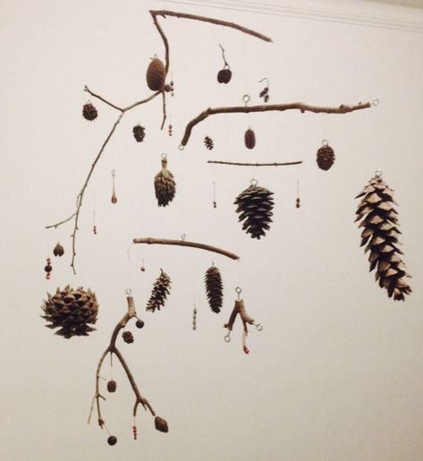 Pinecone Mobile Diy, Nature Hanging Mobile, Pine Cone Mobile Diy, Pine Cone Mobile, Mobile Hanging Ideas, Pinecone Mobile, Hanging Branch Decor, Twig Mobile, Diy Hanging Decor