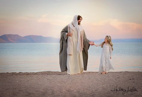 | WALKING WITH CHRIST Christian Background Images, Jesus Background, Jesus Son Of God, Perspective Photos, Worship Quotes, Jesus Videos, Pictures Of Christ, Lds Art, Jesus Photo