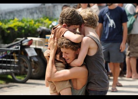 Tom Holland as Lucas in the true story of the movie The Impossible // reunited with his brothers Tom Holland The Impossible, The Incredible True Story, Tom Holland Zendaya, Spiderman Homecoming, The Impossible, Felt Hearts, Drama Movies, Tom Holland, Film Movie