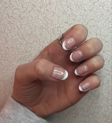 Christmassy Nails Simple, French Manicure With Silver Line, French Tip Nails With Silver Line, Winter French Manicure, Winter French Tip Nails, Short Nails Shellac, Christmassy Nails, Short French Nails, Gold Accent Nail