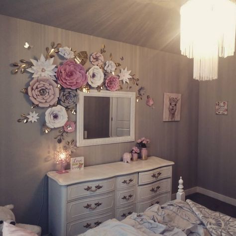 Butterfly And Flower Room Decor, Flower Bedroom Ideas, Flower Wall Bedroom, 3d Flower Wall Decor, Flower Room Decor, Diy Floral Decor, Big Girl Bedrooms, Girl Bedroom Walls, Flower Bedroom