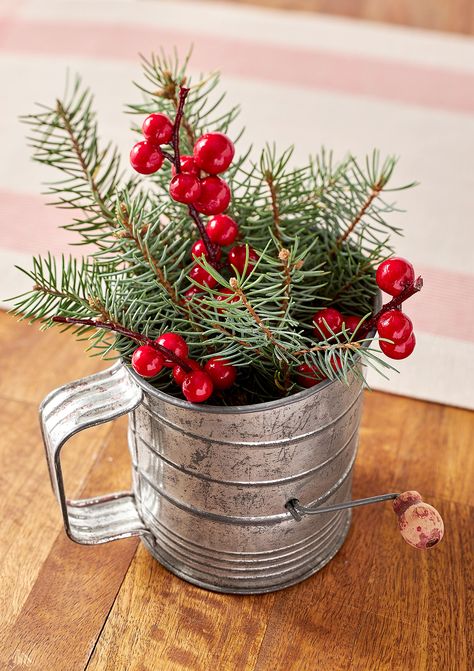 Flour Sifter Centerpiece Farmhouse Christmas Crafts, Art Floral Noel, Ideas Decoracion Navidad, Vintage Christmas Crafts, Gorgeous Farmhouse, Saint Nick, Handmade Christmas Crafts, Christmas Farmhouse, Country Christmas Decorations