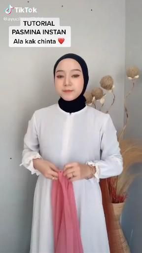 Pin by *ૢ ɴ𝓮𝓮𝓿𝓱𝔂 ꧂ on ᴛ ɪ ᴋ ᴛ ᴏ ᴋ [Video] | Hijab designs, Simple hijab, Hijab style tutorial Designer Hijab Scarfs, Hijab Wearing Styles Step By Step, Scarf Styles Hijab, Hijab Scarf Styles, Hijab Turban Style, How To Wear Hijab, Video Hijab, Fesyen Islam, Simple Hijab Tutorial