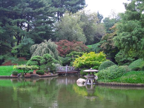 Brooklyn Botanical Gardens Japanese Hill-and-Pond Garden Best Places To Take Pictures, Places To Take Pictures, Brooklyn Botanical Garden, Brooklyn Botanic Garden, Pond Garden, Brooklyn Bridge Park, Nyc Park, Park In New York, Manhattan Skyline