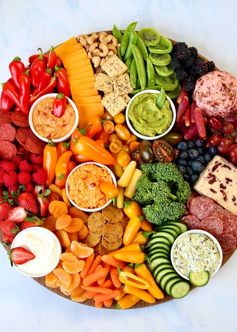 Eat the Rainbow Snack Board Rainbow Appetizers Parties, Rainbow Food Platter, Rainbow Food Board Ideas, Veggie Snack Board, Rainbow Cheese Board, Rainbow Charcuterie Board Ideas, Snack Spread Ideas, Healthy Snack Board Ideas, Charcuterie Board Rainbow