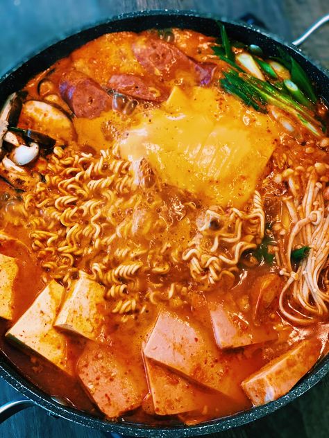 Budae Jiggae, Hotpot Korean, Korean Food Recipes Easy, Korean Hotpot, Korean Army Stew, Budae Jjigae, Korean Army, Tiffy Cooks, Food Korean