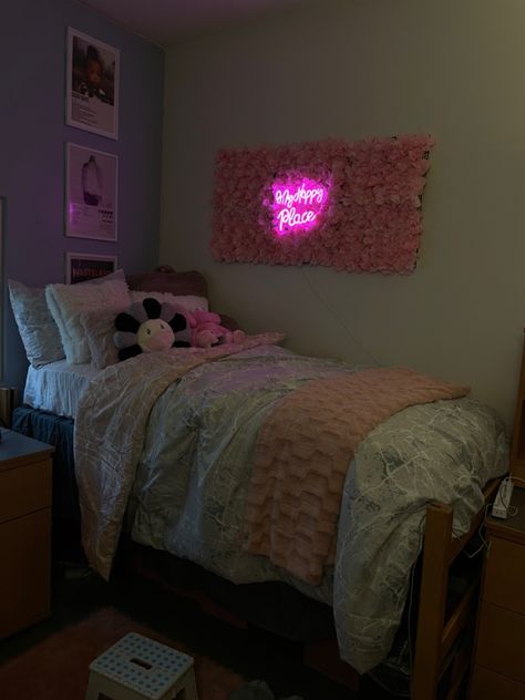 Room Ideas Twin Bed, Pink And Black Dorm Room Ideas, Hbcu Dorm Room Ideas, Cool Bedrooms For Teen Girls, Dorm Pink, Collage Dorm Room, Luxury Dorm Room, Dorm Room Themes, Pretty Dorm Room