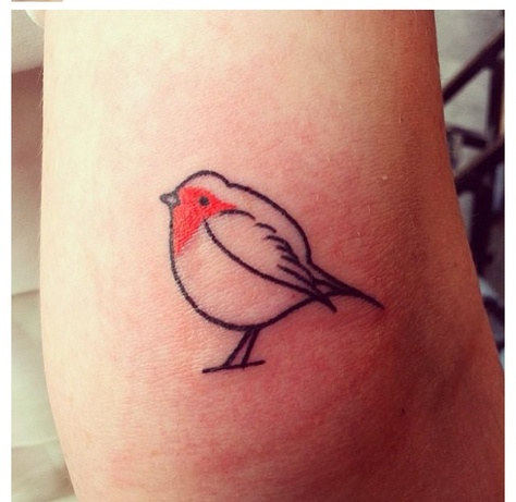 Robin tattoo Robin Tattoo Simple, Robin Bird Tattoos, Robin Tattoo, Cool Wrist Tattoos, Foot Tattoos For Women, Owl Tattoo Design, Tattoo Simple, Bird Tattoo, Pattern Tattoo