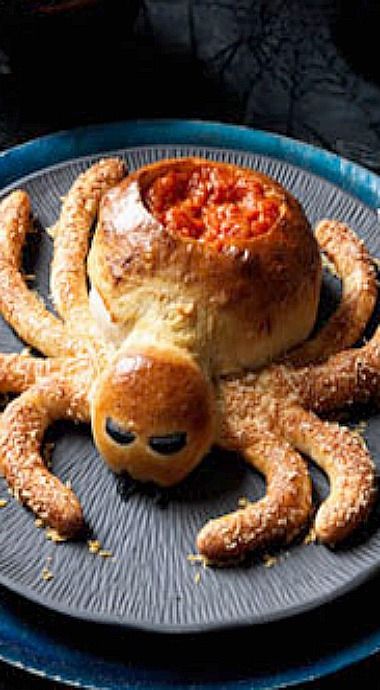 Saucy Spider with Hairy Leg Sticks - ready-made pizza dough makes this a quick and easy dip holder! ❊ Halloween Appetizers Easy, Scary Food, Shaped Bread, Recetas Halloween, Pizza Appetizers, Halloween Appetizers, Halloween Dinner, Snacks Für Party, Halloween Snacks