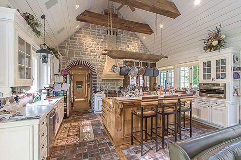 Traditional Family Rooms, Kitchen With High Ceilings, Brick Accent Walls, Best Kitchen Design, Chicago House, Mediterranean Kitchen, Brick Kitchen, Farmhouse Kitchen Island, Sleek Kitchen